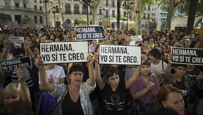 Protesto em Sevilha (Espanha) contra o grupo de abusadores La Manada.