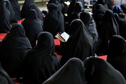 Varias mujeres asisten al rezo llamado Noche del Destino, uno de los más importantes del Ramadán, en Teheran (Irán).