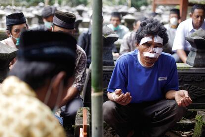 Sukadi, herido por la erupción del Merapi, reza delante del cadáver de su hermano, fallecido en el pueblo de Umbulhardjo.