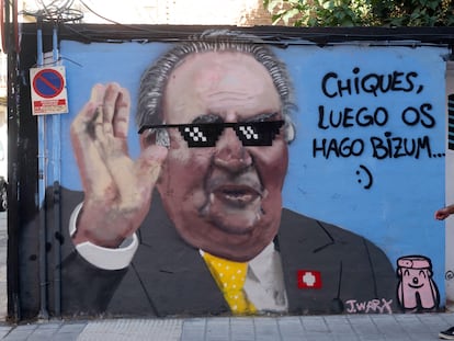 Un hombre pasa por delante de un grafiti realizado por el artista valenciano J.Warx, en agosto de 2022.