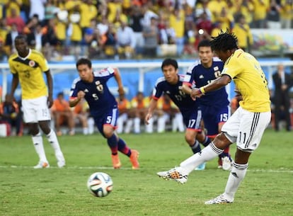 Cuadrado chuta un penalti en el partido ante Japón.