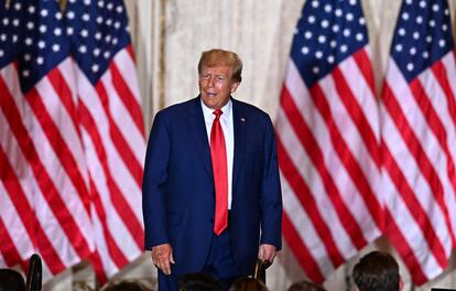 El expresidente Trump habla durante la una conferencia de prensa en su residencia de Mar-a-Lago en Palm Beach (Florida), este martes.