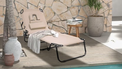 Artículo de EL PAÍS Escaparate que describe las ventajas de uso de una tumbona plegable con hueco para la cara.