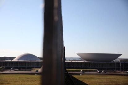 O muro que divide a Esplanada dos Ministérios.