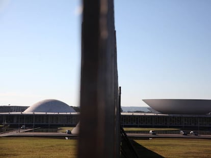 O muro que divide a Esplanada dos Ministérios.