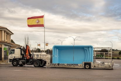 Esta estación de servicio, ubicada en la provincia de Cuenca, se promociona al borde de la autopista con una bandera de España de 70 metros cuadrados. Un miembro de la familia propietaria se define como "uno de los primeros 40.000 votantes de Vox".