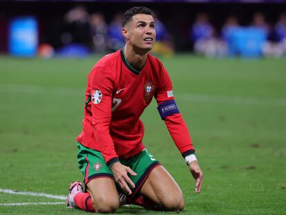 Cristiano Ronaldo tras fallar un penalti durante el partido de fútbol de octavos de final de la Eurocopa 2024 entre Portugal y Eslovenia