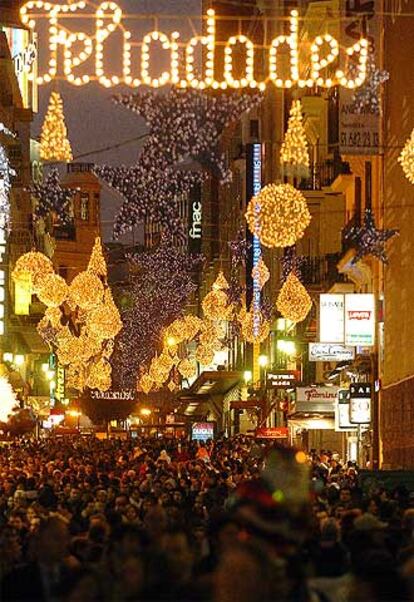 Sin duda, uno de los lugares donde la decoración luce más en Navidad es, junto a la Plaza Mayor, la calle Preciados, una de las zonas más comerciales de la ciudad.