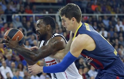 Hezonja trata de quitarle el bal&oacute;n a Rivers.