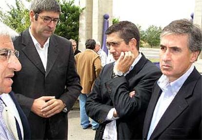 Manuel Huertas, Kepa Aulestia, Patxi López y Ramón Jáuregui, ayer, en el tanatorio de Vitoria.