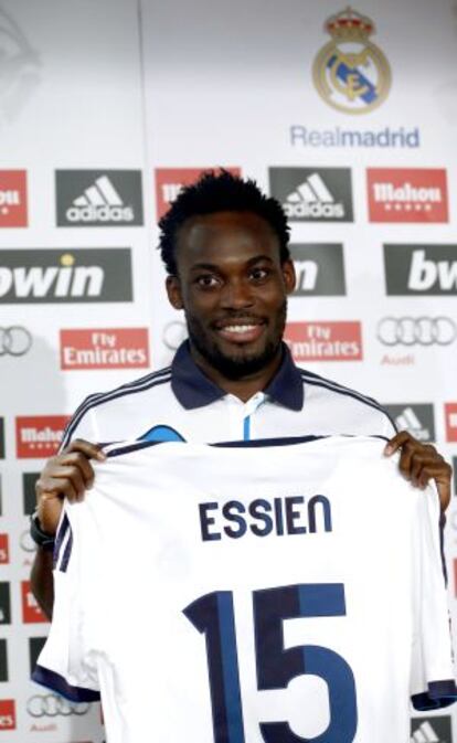 Michael Essien muestra la camiseta que llevará-