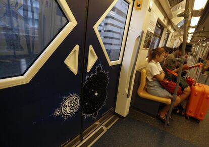 Pasajeros viajan dentro de un Skytrain.