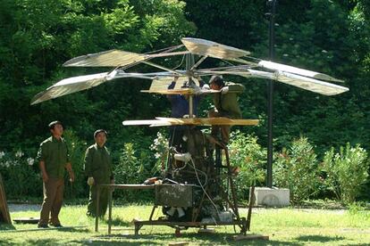 Un grupo de trabajadores prepara una instalación que recuerda a la máquina de volar que diseñó Leonardo Da Vinci en el pabellón chino.