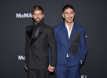 El cantante Ricky Martin, a la izquierda, y su marido, el pintor Jwan Yosef, posan ante la prensa a su llegada al MoMa.