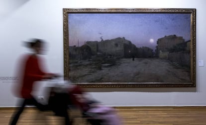 Una visitante de la muestra pasa delante de 'El Pedregal', pintada por Urgell en 1895 y que es propiedad de sus descendientes.