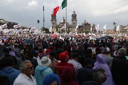 Seguidores de López Obrador congregados en el Zócalo capitalino, este sábado.