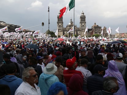 Seguidores de López Obrador congregados en el Zócalo capitalino, este sábado.