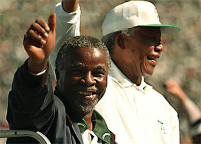 El presidente surafricano, Thabo Mbeki (izquierda), y Nelson Mandela, en Soweto en una imagen de archivo.