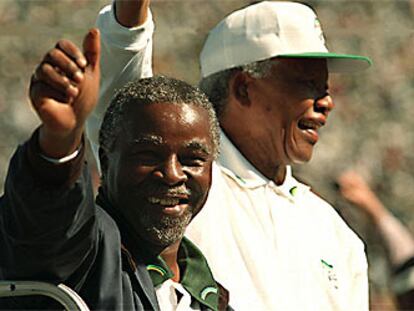 El presidente surafricano, Thabo Mbeki (izquierda), y Nelson Mandela, en Soweto en una imagen de archivo.