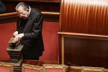 El ex primer ministro italiano Giulio Andreotti, candidato a la presidencia del Senado, deposita su voto ayer en la Cámara alta.