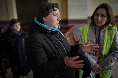 Elena, de 42 años, explica ante Julia, psicóloga voluntaria, las circunstancias de su salida de los alrededores del frente de Mikolaiv hasta llegar a la estación de Lviv.