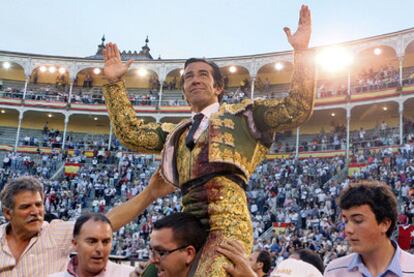 Juan Mora, a hombros en Las Ventas tras cortar tres orejas.