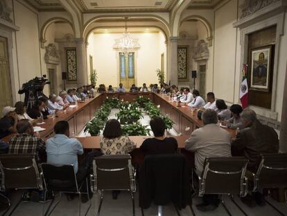 Fotografía cedida por la Secretaría de Gobernación de la reunión entre representantes de la CNTE y el secretario de Gobernación, Miguel Ángel Osorio.