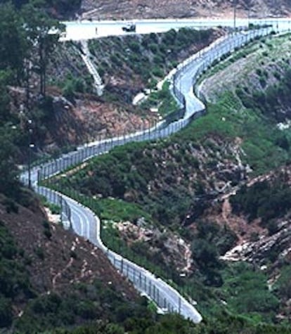 Imagen del permetro fronterizo de Ceuta. A la izquierda, la zona espa?ola.