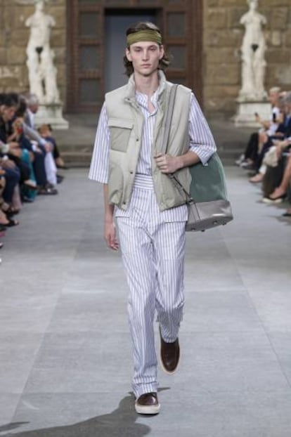 Paul Andrew ha imaginado un sofisticado chaleco multibolsillos en la colección primavera / verano 2020 de Salvatore Ferragamo, presentada en Pitti Uomo 96.