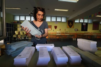 Montaje de un colegio electoral para las elecciones municipales, autonómicas y europeas de 2016