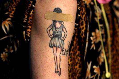 Un tatuaje de la cantante británica Amy Winehouse está cubierto con una tirita en el brazo de una persona que fue vacunada en Washington.