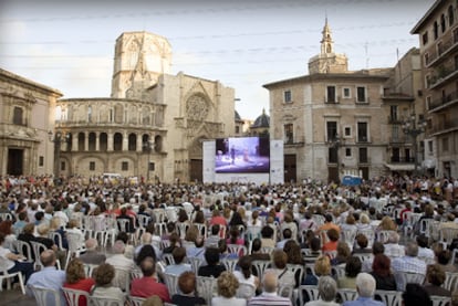 La plaza de la Virgen de Valencia, ayer, durante la representación de la ópera <i>Tosca</i>.