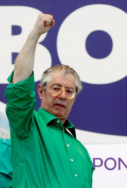 Umberto Bossi se dirige hoy a sus seguidores en Pontida.