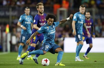 Marcelo dispara ante la presi&oacute;n de Rakitic. 