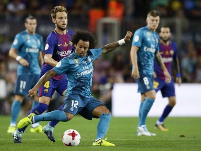 Marcelo dispara ante la presi&oacute;n de Rakitic. 