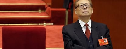 Jiang Zemin listens to a speech given by Hu Jintao in November 2012.