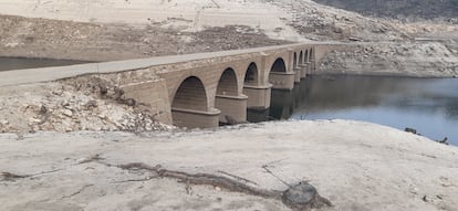 Puente del viejo trazado de la OU-540 que llevaba a Portugal, ahora al aire por la falta de agua en Lindoso.