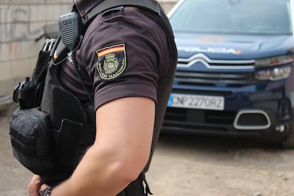 La Policía Nacional detiene a un varón por emplear a trabajadores de forma irregular en tareas de limpieza de obras.
