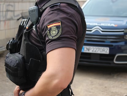 La Policía Nacional detiene a un varón por emplear a trabajadores de forma irregular en tareas de limpieza de obras.