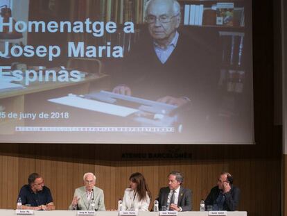 D'esquerra a dreta, Xavier Pla, Espinàs, Laura Borràs, Joan Maluquer i Xavier Antich, durant l'homenatge a l'escriptor a l'Ateneu Barcelonès.