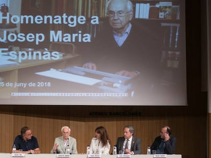De izquierda a derecha, Xavier Pla, Espinàs, Laura Borràs, Joan Maluquer y Xavier Antich, durante el homenaje al escritor en el Ateneu Barcelonès.