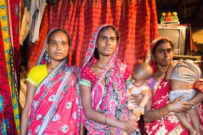 Un grupo de madres junto a sus bebés. Los mayores problemas de las mujeres son la malnutrición, las condiciones de insalubridad en las que viven y las carencias vitamínicas.
