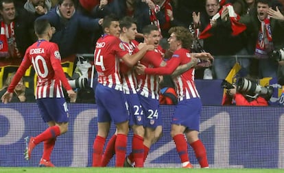 Jogadores do Atlético comemoram primeiro gol da partida.