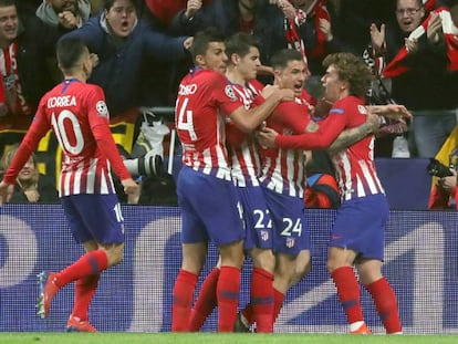 Jogadores do Atlético comemoram primeiro gol da partida.