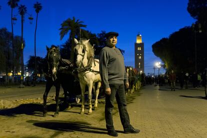 Mahi Binebine posa en la plaza de Jemaa El Fna de Marraquech.