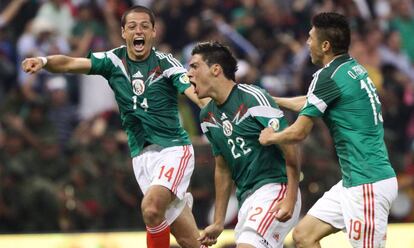 Chicharito, Jiménez y Peralta celebran su gol contra Panamá