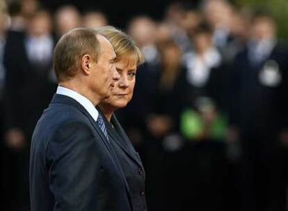 Angela Merkel y Vladímir Putin escuchan los himnos nacionales de sus países ayer en Wiesbaden.