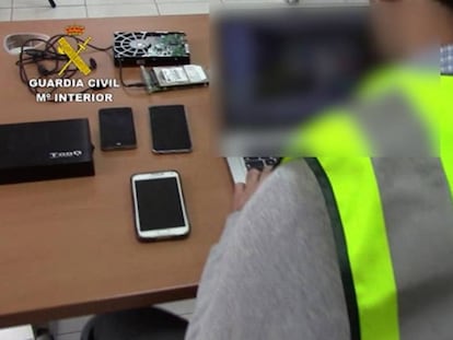 La Guardia Civil intenta acceder al contenido pedófilo de los dispositivos digitales del detenido.
