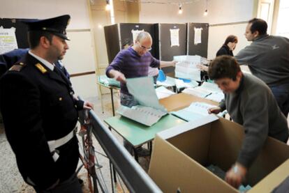 Trabajadores comprueban las papeletas electorales en un colegio de Nápoles.