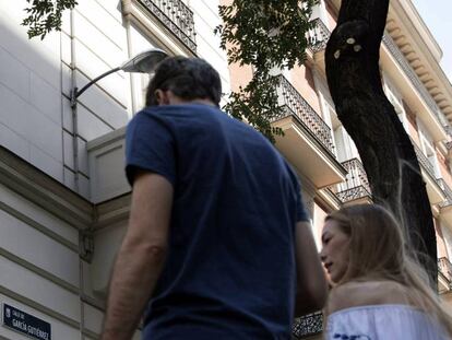 Placa conmemorativa del nacimiento de José Antonio Primo de Rivera, en la calle de Génova.